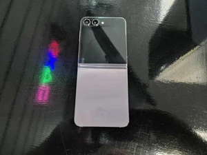 Samsung Galaxy Z Flip5 defekt / Ersatzteile / Reparaturen (DEFEKTES DISPLAY & AUF TASTE) - Bild 1 von 19