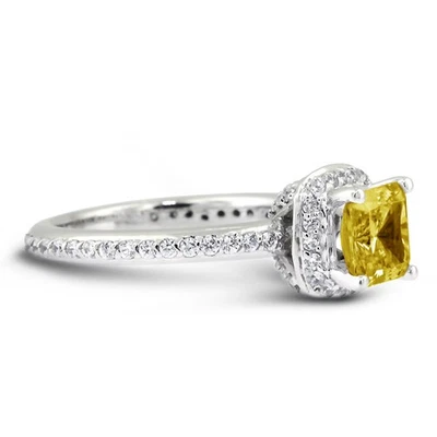 Anillo de diamantes naturales radiantes SI2 amarillo de 1 1/2 quilate halo de diamantes laterales de 18 k Foto 1 de 4