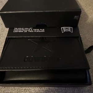 DALLAS COWBOYS BLACK LEATHER TRI-FOLD WALLET GENUINE LEATHER NIB NFL FOOTBALL - Picture 1 of 4