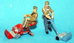 2 Lawnmowers Ride on push F46b UNPAINTED OO Scale Models Kit People Figures - Picture 1 of 1