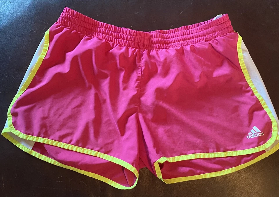 Shorts femininos Adidas rosa e amarelo forrado de corrida tamanho pequeno - Imagem 1 de 4