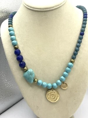 Collar Tonos de piedras preciosas azules y cuentas acrílicas con dijes en tono dorado  Foto 1 de 4