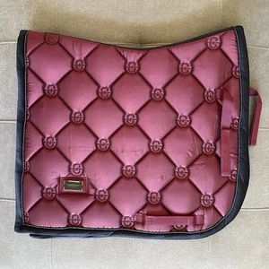 Almohadilla para silla de montar Equestrian Stockholm doma sarga lujo rojo completo borgoña nueva sin etiquetas - Imagen 1 de 10