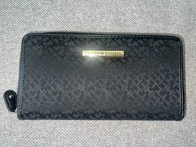 Carteira Tommy Hilfiger preta com zíper e placa de logotipo - Imagem 1 de 3
