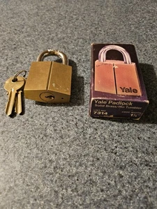 One NOS Vintage Yale No.7314 Padlock With 2 WORKING KEYS. - Picture 1 of 9