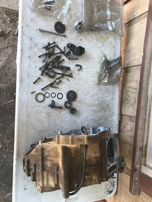 Carcasas de motor Arctic Cat 550 H1 2009 con pernos usadas Foto 1 de 4