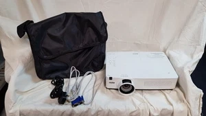 Sanyo plc-xu305 3000 Lumens VGA DVI Projector with Case & Power Cable ONLY - Afbeelding 1 van 15