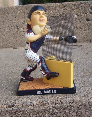 Bobblehead atrapa detrás de la red gemelos de Minnesota Joe Mauer SGA Foto 1 de 4