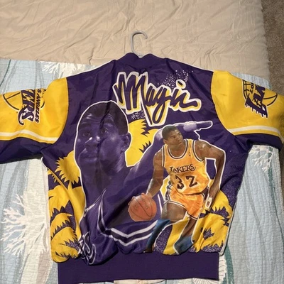 Chaqueta de satén grande de colección Chalk Line Los Angeles Lakers Magic Johnson Fanimation Foto 1 de 4