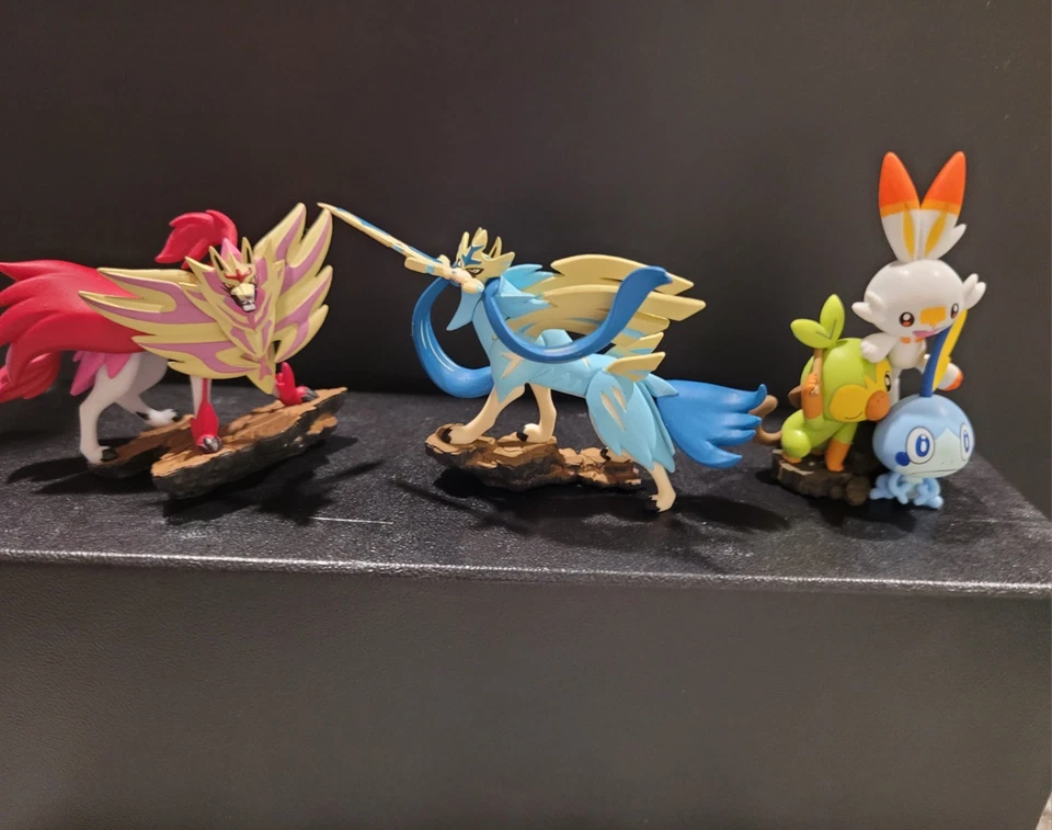 Figuras e iniciadores premium Pokémon de Zacian y Zamazenta Foto 1 de 1