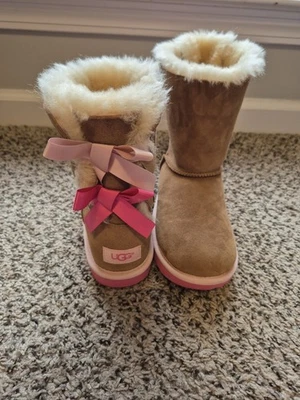 Botas UGG BOW ll Castaño Niñas/Mujeres Talla 4. Arcos rosas. Foto 1 de 4