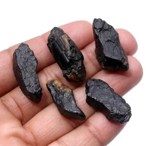 5 Stück Lot natürlicher schwarzer Turmalin grob für Präparat 123 Karat - Bild 1 von 3