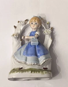Niña con Vestido Azul en Arco de Flores/Recorte Dorado - Hecho en Corea - Imagen 1 de 2