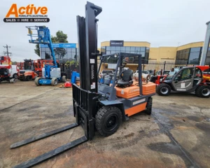 ACTIVE FORKLIFTS - Toyota 4.5 Ton Forklift w side shift attachment - 5000mm Lift - Picture 1 of 6