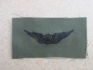 RARA INSIGNIA DE TRIPULANTE DE AVIÓN DEL EJÉRCITO DE EE. UU. costura en tela verde BDU OD - Imagen 1 de 1