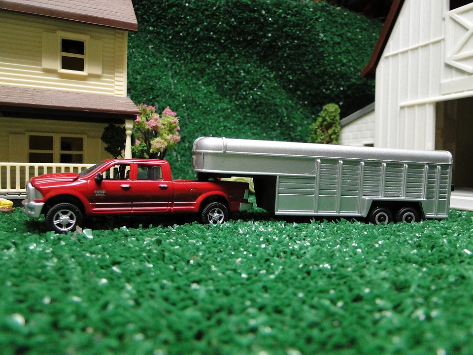NEW! Ertl 1/64 Red Dodge RAM 2500 with gooseneck horse trailer ( No Box ) - Image 1 of 1
