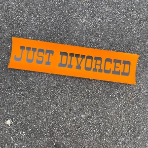 Vintage 1970er Fasson Neon Orange Autoaufkleber "JUST DIVORECED" 12"x3" - Bild 1 von 3