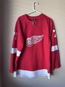 Camiseta deportiva premium para hombre Detroit Red Wings Dylan Larkin Adidas roja local talla 46 - Imagen 1 de 10