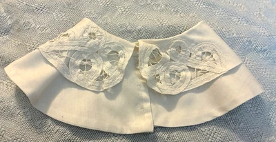 De colección. Cuello desmontable de encaje blanco a máquina con cierre a presión estilo Peter Pan. Foto 1 de 3