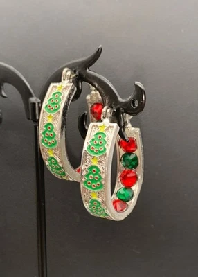 Pendientes de aro de vacaciones de Navidad tono plata esmalte de diamantes de imitación rojo verde árbol de Navidad Foto 1 de 4