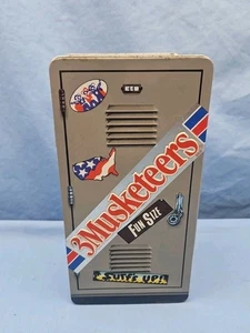 3 Musketiere Fun Size Schule Spind 1990 Urlaub Süßigkeiten Dose Metall Box - Bild 1 von 7