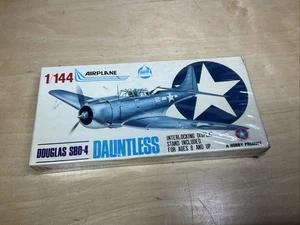 De colección AHM Douglas SBD-4 Dauntless K-418 escala 1-144 - Imagen 1 de 7