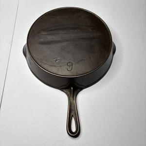 1800's Cast Iron No. 9 Skillet with Gate Mark & Semi Fancy Handle - Picture 1 of 12