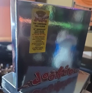 Green Day - Dookie - 30th Anniversary Deluxe Edition 4 CD w/ stickers, buttons - Imagen 1 de 4