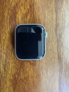 Apple Watch SE 44mm Midnight Aluminum Smartwatch - Photo 1 sur 6