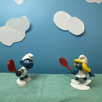 Pitufo tenis Schleich Peyo 1978 vintage con raqueta roja y pitufina (1981) Foto 1 de 4