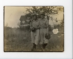 Frauen in Baseballuniformen mit Handschuhen früher Vintage Schnappschuss gefunden Sportfoto - Bild 1 von 3