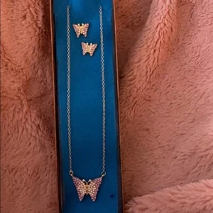 Butterfly Necklace & Earrings - Picture 1 of 7