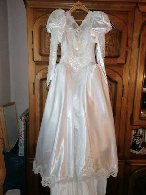 Brautkleid mit Schleppe Schleier Täschchen 34/36 Hochzeitskleid - Bild 1 von 4