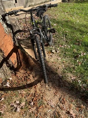 Bicicleta de montaña de excursión Mongoose R0708WM 24 pulgadas - negra Foto 1 de 2