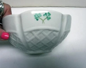BELLEEK IRLANDA CESTA TEJIDO ENREJADO TAZÓN DE CARAMELO PLATO DE TRÉBOL PATRÓN DE COLECCIÓN - Imagen 1 de 1