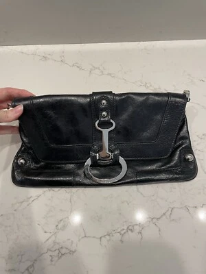 Bolso sin asas Charles David negro de hombro con herrajes de cadena plateada Foto 1 de 4