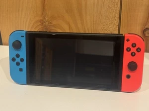 Console Nintendo Switch HAC-001 con Joy-Con - PROPRIETARIA DI ADULTI, OTTIME CONDIZIONI - Foto 1 di 9