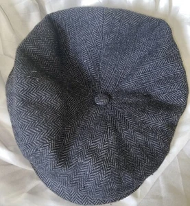 NEU Uncle Rubys Faden & Fingerhut Glockenturm schwarz grau Wolle Tweed Zeitungsjungenmütze Medium - Bild 1 von 6