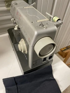 Singer Nähmaschine für Ersatzteile, nicht getestet - Bild 1 von 9