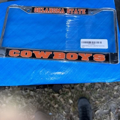 Marco de matrícula de metal cromado corte láser Oklahoma State Cowboys Foto 1 de 2