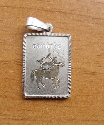 PICCOLO PENDENTE IN ARGENTO USATO DELLO ZODIACO IN TEDESCO (SCHUTZE) SAGITTARIO- - Immagine 1 di 2