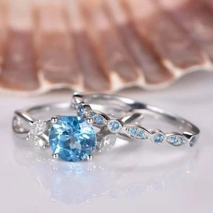 Juego de anillos de compromiso nupciales de topacio azul simulado de corte redondo enchapados en oro blanco de 14 k - Imagen 1 de 5