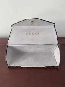 Custodia occhiali da sole Gucci marrone pieghevole triangolo rigida laterale - Foto 1 di 8