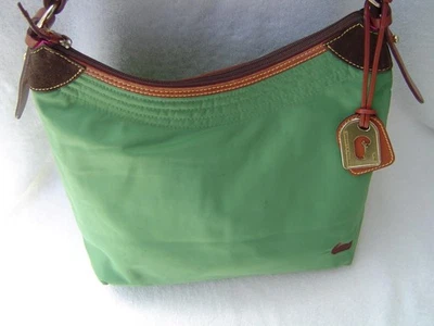 AUTÉNTICO HOBO DE NAILON VERDE DOONEY&BOURKE EN MUY BUENA CONDICIÓN Foto 1 de 4