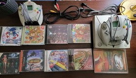 LOT Dreamcast Console With 8 Games And 2 Controllers