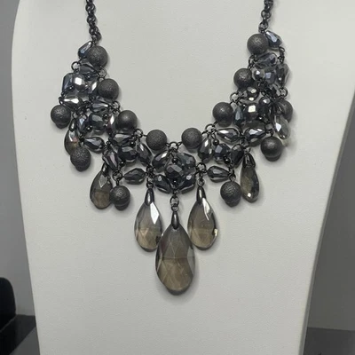 Collar declaración firmado Alfani bisutería gris metal facetado humo Foto 1 de 4