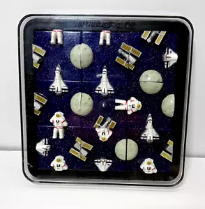 VINTAGE 1998 3D QUADRATI SPACE ASTRONAUT SHUTTLE LUNA PUZZLE PLASTICA, USATO - Foto 1 di 3