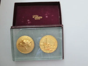 2 placche, fusione dorata COMMEMORATIVE RADUNO REGIONALE BERSAGLIERI LECCO 1960 - Picture 1 of 3