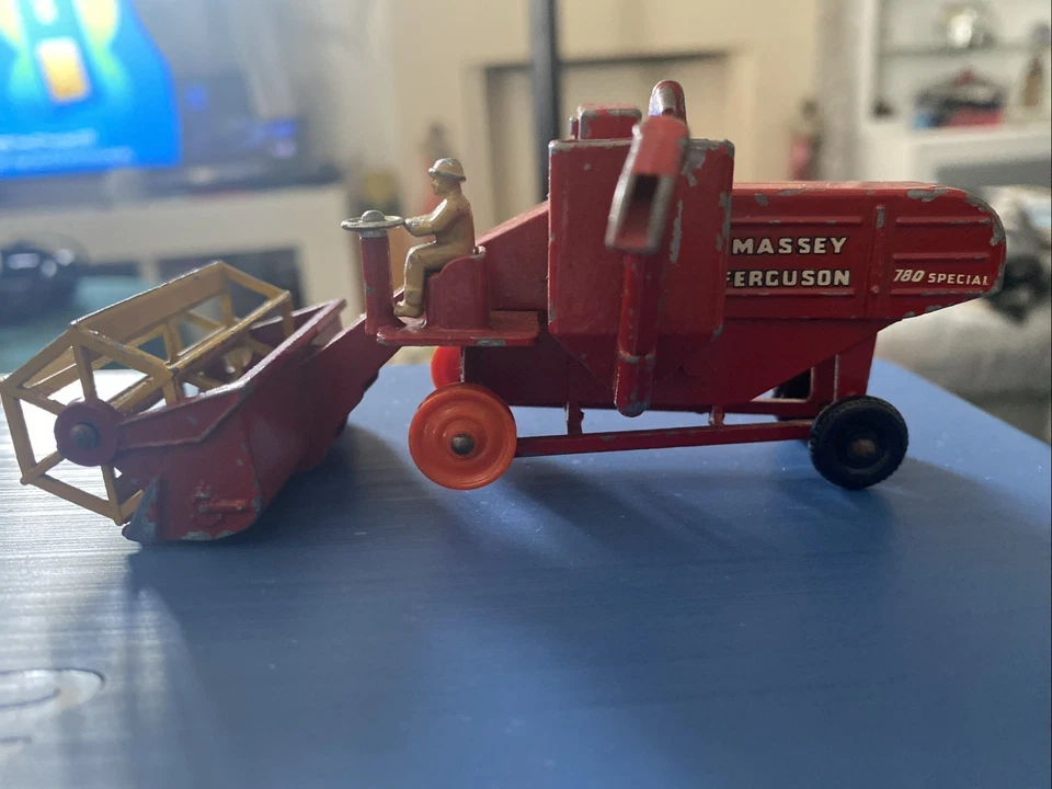 Matchbox Lesney Major Pack No5 Massey Ferguson Combine Harvester - Image 1 of 4