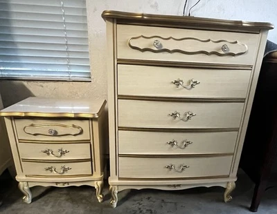 Cómoda - Cómoda y mesita de noche vintage providencial francesa de 4 cajones Foto 1 de 4